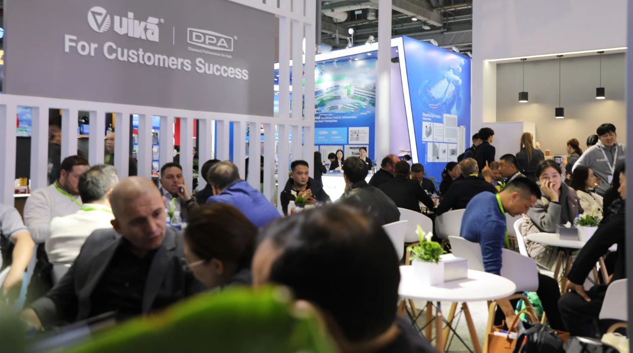 vika DPA宝马&梅赛德斯奔驰业务首次在上海法兰克福汽配展公开亮相